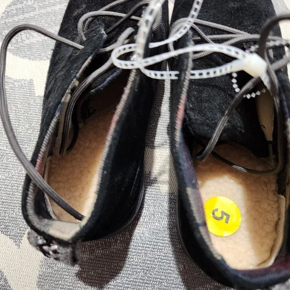 NEW UGG Black Suede Boots Chukka Kids Size 5 - Picture 4 of 6